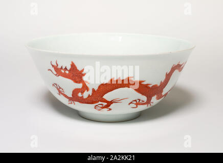 Bowl with Dragons, Ming dynasty (1368–1644), Hongzhi period (1488–1505), China, Porcelain with red enamel (turquoise later added to interior), H. 8.3 cm (3 1/4 in.), diam. 18.2 cm (7 3/16 in Stock Photo