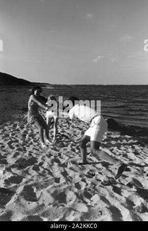 Ferien auf Westerland, Deutsches Reich 1937. Vacations on Westerland, Germany 1930s. Stock Photo