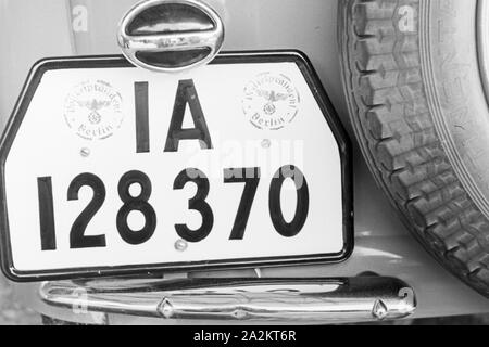 Mit dem neuen Auto zum Kraftverkehrsamt, Deutschland 1930er Jahre. With the new car to the register, Germany 1930s. Stock Photo