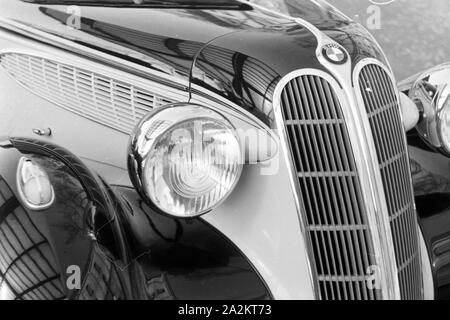 Mit dem neuen Auto zum Kraftverkehrsamt, Deutschland 1930er Jahre. With the new car to the register, Germany 1930s. Stock Photo