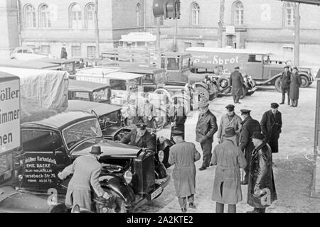 Mit dem neuen Auto zum Kraftverkehrsamt, Deutschland 1930er Jahre. With the new car to the register, Germany 1930s. Stock Photo