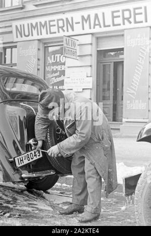 Mit dem neuen Auto zum Kraftverkehrsamt, Deutschland 1930er Jahre. With the new car to the register, Germany 1930s. Stock Photo