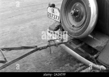 Mit dem neuen Auto zum Kraftverkehrsamt, Deutschland 1930er Jahre. With the new car to the register, Germany 1930s. Stock Photo