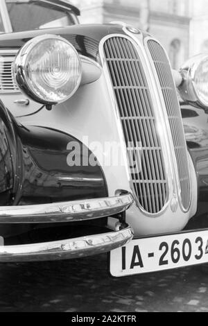 Mit dem neuen Auto zum Kraftverkehrsamt, Deutschland 1930er Jahre. With the new car to the register, Germany 1930s. Stock Photo