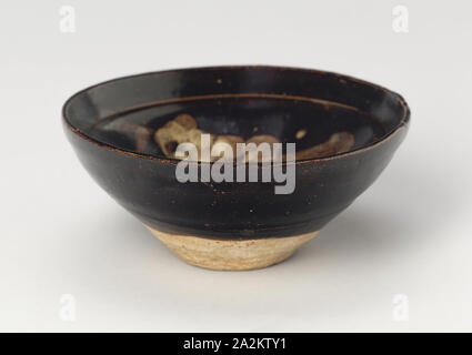 Bowl with Winding Strokes, Southern Song (1127–1279) or Yuan dynasty (1271–1368), 12th/14th century, China, Jizhou ware, light grey stoneware with dark brown glaze and painting in overglaze buff, H. 5.0 cm (2 in.), diam. 11.4 cm (4 1/2 in Stock Photo