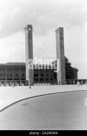 Außenansicht des Olympiastadions in Berlin, Deutsches Reich 1930er Jahre. Exterior view of the Olympic stadium in Berlin, Germany 1930s. Stock Photo