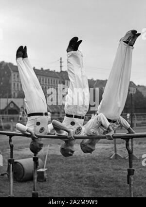 Männer einer Altherrenriege eines Turnvereins bein einer †bung, Deutschland 1930er Jahre. Members of a senior department of a gymnastic club exercising, Germany 1930s. Stock Photo