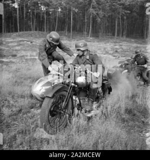 Original-Bildunterschrift: Soldaten lernern Kradfahren im Gelände, Deutschland 1940er Jahre. Soldiers learn how to drive a motorbike, Germany 1940s. Stock Photo