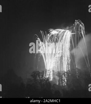 Feuerwerk, Deutschland 1930er Jahre. Fireworks display, Germany 1930s.