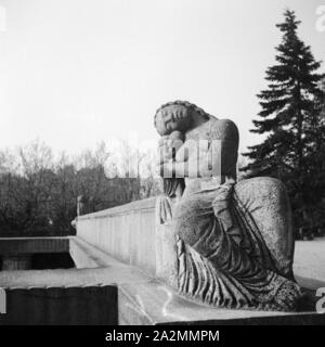 Mutter und Kind Statue in Darmstadt, Deutschland 1930er Jahre. Sculpture showing mother with child at Darmstadt, Germany 1930s. Stock Photo