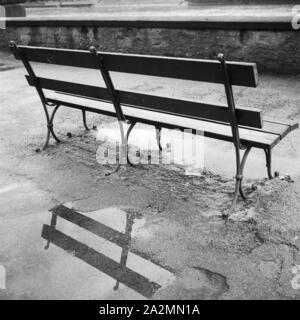 Öffentliche Sitzbank am Ufer des Neckar bei Heidelberg, Deutschland 1930er Jahre. Public bench on the shore of river Neckar near Heidelberg, Germany 1930s. Stock Photo
