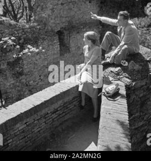 Ein junges Paar bei einer Besichtigungstour, Deutschland 1930er Jahre. A young couple on a sightseeing tour, Germany 1930s. Stock Photo