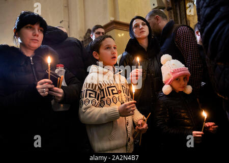 Georgia Tblisi Trinity Church Sameba cathedral baptism day of our lord Jesus Christ. Candles in the hand of children 19-01-2015 photo: Jaco Klamer Stock Photo