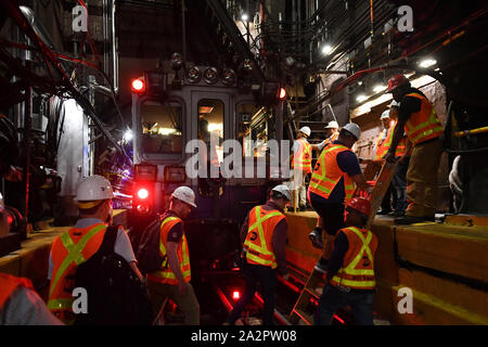 Governor Andrew Cuomo visit to the L Project tunnel rehabilitation, New York, USA - 29 Sep 2019 - MTA workers inside the L train subway tunnel. Stock Photo