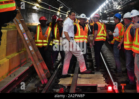 Governor Andrew Cuomo visit to the L Project tunnel rehabilitation, New York, USA - 29 Sep 2019 - Governor Cuomo and senior MTA leadership tour the co Stock Photo