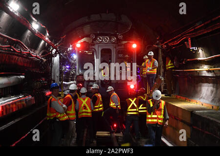 Governor Andrew Cuomo visit to the L Project tunnel rehabilitation, New York, USA - 29 Sep 2019 - MTA workers inside the L train subway tunnel. Stock Photo