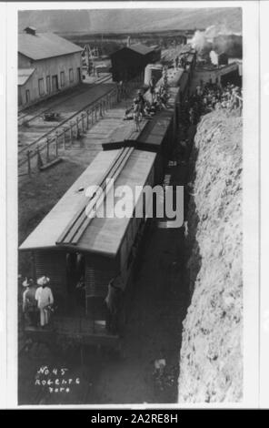 Railroad trains transporting Insurrectos during the Mexican Revolution: Bird's-eye view from back of train Stock Photo