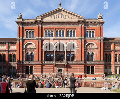 Crowds of visitors in the John Madejski Garden in the Victoria and Albert Museum in London. Stock Photo