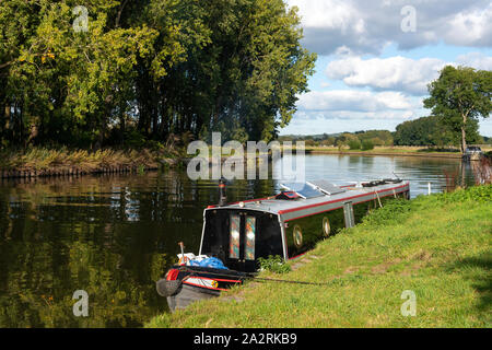 Narrow boat on an autumn afternoon moored up on the River Thames at Sonning-on-Thames, Berkshire, England, UK Stock Photo