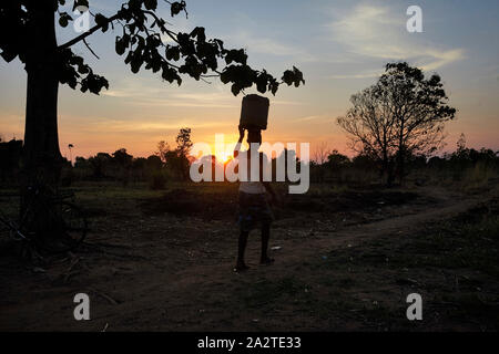 South Sudan Limbe Water from the well, the water source women carry stuff water in the sunset  Photo Jaco Klamer 10-03-2016 Stock Photo