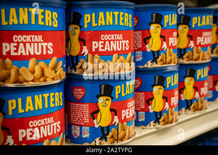 Planters brand cocktail Peanuts on sale in a grocery in New York on Tuesday, October 1, 2019. Planters is a brand of Kraft Heinz. (© Richard B. Levine) Stock Photo