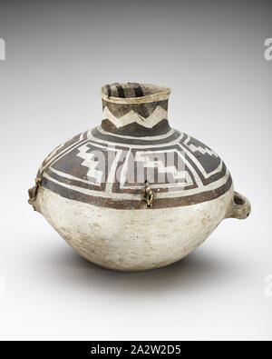 jar, Anasazi people, 900-1300, earthenware, pigment, 10-3/4 x 13 x 12 in., Native Arts of the Americas Stock Photo