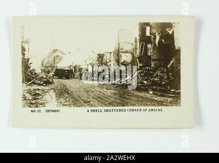 Cigarette Card - 'A Shell Shattered Corner of Amiens', Official World War I Photograph, Magpie Cigarettes, circa 1922, No. 32 in the series of World War I cigarette cards produced by Magpie Cigarettes. The image is titled 'A Shell Shattered Corner of Amiens'. It depicts a shell of a house with debris sitting outside it and debris further down the street where soldiers are standing. The images on this series of cigarette cards are official World War I photographs which were displayed at the Australian War Museum Stock Photo
