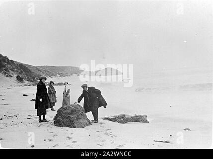 Negative - People on Smith's Beach, Cowes, Phillip Island, Victoria, 19 Jun 1922, People on Smith's Beach at Cowes Stock Photo