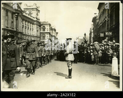 Photograph - New Zealand Servicemen Anzac Day In London, England, 25 Apr 1916, Black and white photograph of New Zealand veterans of the Gallipoli campaign, then convalescing in England, marching down Whitehall towards Westminster Abbey in London. They are saluted by Lieutenant-General Sir William Birdwood, commanding I ANZAC, Anzac Day 25 April 1916. One of three prints Stock Photo