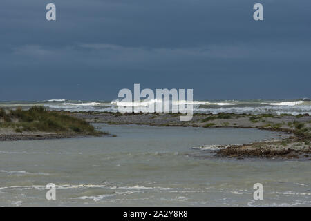 bord de mer, baie de Somme pendant les grandes marées, houle et écume, dans le chenal  près du Hourdel et de Cayeux sur mer, cote d'Opale Stock Photo