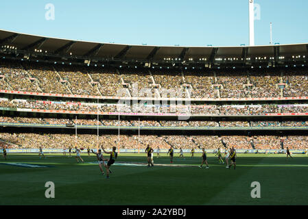 AFL grand final crowd Stock Photo - Alamy