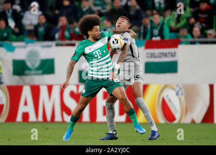 (r-l) Isael da Silva Barbosa of Ferencvarosi TC challenges Dzenan