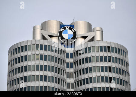 Munich, Deutschland. 04th Oct, 2019. Savings program of the car maker BMW cuts thousands of highly qualified working hours and salary. Archive photo; Randmotiv Feature BMW logo at the BMW corporate headquarters, skyscraper, double cone, corporate headquarters, BMW Museum, buildings.central, exterior, building, skyscraper, automaker, car, cars, automobiles, manufacturers, automotive industry, premium brand. | Usage worldwide Credit: dpa/Alamy Live News Stock Photo