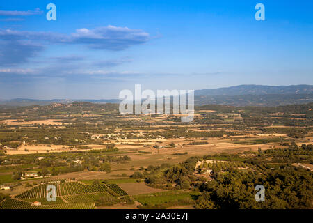 Blick über die Landschaft der Provence bei dem Dorf Gordes, Département Vaucluse, Region Provence-Alpes-Côte dAzur, Frankreich, Europa|View over the