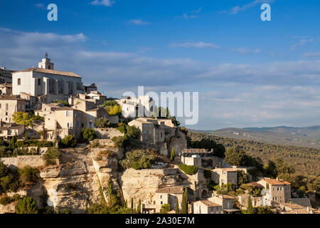 Blick auf das Dorf Gordes, Département Vaucluse, Region Provence-Alpes-Côte dAzur, Frankreich, Europa|View at  Gordes, Vaucluse, Provence-Alpes-Cote Stock Photo