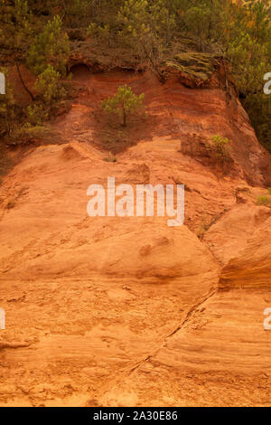 Ockerfelsen bei Roussillon, Département Vaucluse, Region Provence-Alpes-Côte dAzur, Frankreich, Europa| Ocher cliffs near Roussillon, Vaucluse depart Stock Photo