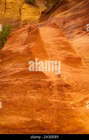 Ockerfelsen bei Roussillon, Département Vaucluse, Region Provence-Alpes-Côte dAzur, Frankreich, Europa| Ocher cliffs near Roussillon, Vaucluse depart Stock Photo