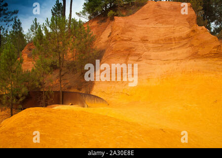 Ockerfelsen bei Roussillon, Département Vaucluse, Region Provence-Alpes-Côte dAzur, Frankreich, Europa| Ocher cliffs near Roussillon, Vaucluse depart Stock Photo