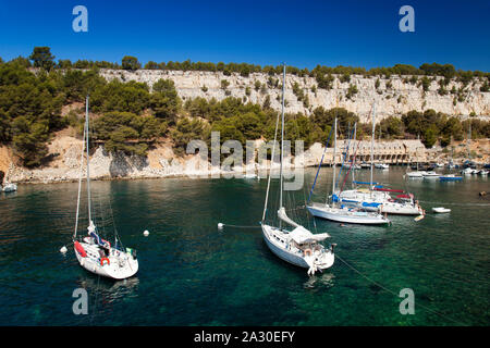 Segelboote im Hafen von Calanque de Port Miou, Parc National des Calanques, Cassis, Bouches-du-Rhone, Provence-Alpes-Côte d’Azur,Nationalpark,Felsenbu Stock Photo