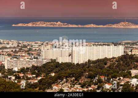 Stadtansicht von Marseille im Hintergrund die ehemalige Gefängnisinsel Île d’If, Frioul-Inseln, Marseille, Provence-Alpes-Côte d'Azur, Frankreich, Eur Stock Photo