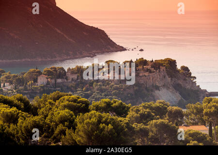 Küstenlandschaft mit Steilküste bei Marseille, Provence-Alpes-Côte d'Azur, Frankreich, Europa| Coastal landscape with cliff at Marseille, Provence-Alp Stock Photo