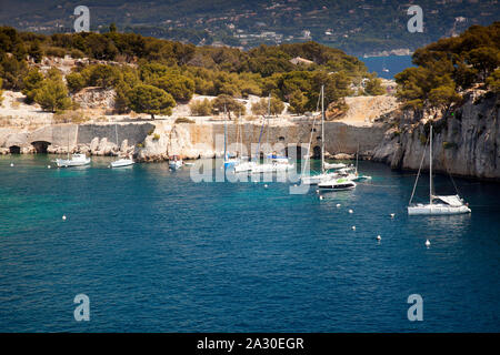Segelboote ankern  in einer Bucht derFelsenküste, Calanque de Port Pin, Provence, Frankreich, Europa| Sailboats moored in a bay of the rocky coast, Ca