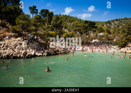 Badeurlauber am Strand in der Bucht Calanque de Port-Pin, Nationalpark Calanques, Cassis, Département Bouches-du-Rhône, Provence-Alpes-Côte d’Azur, Fr Stock Photo