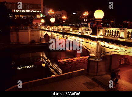 Bridge and promenade at Sun and Moon pagodas park in Guilin,  China Stock Photo