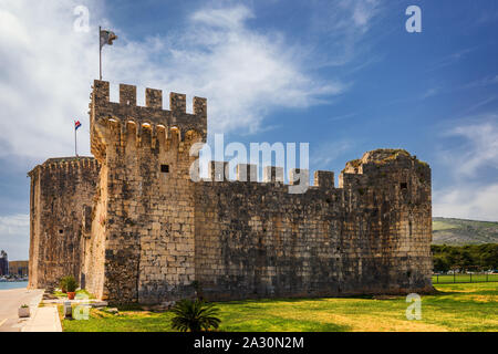 Medieval Kamerlengo fortress of the 15th century with the flag of Croatia in Trogir, Croatia. Tower of medieval Kamerlengo fortress in Trogir, Dalmati Stock Photo