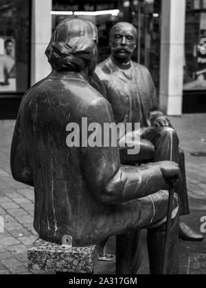 Bronze sculpture of the Irish writer Oscar Wilde (left) and the Estonian writer Eduard Vilde (right), Galway City, County Galway, Republic of Ireland Stock Photo