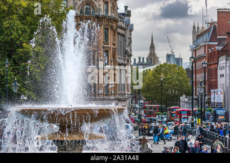 Trafalgar Square, London, England. Friday 4th October 2019. UK Weather. With lots of people undecided on whether to wear a coat or not, central London stays mild but overcast and dry for the majority of the day. Terry Mathews/Alamy Live News. Stock Photo