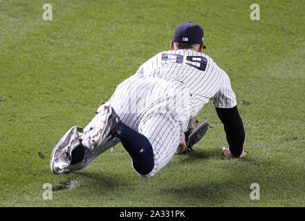 Bronx, USA. 04th Oct, 2019. New York Yankees shortstop Didi Gregorius  reacts as he scores against the Minnesota Twins in the seventh inning of  the American League Division Series Game 1 of