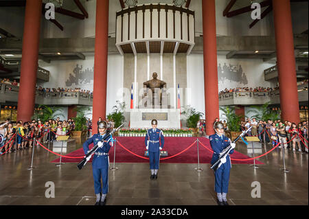 Taipei, Taiwan, 15 Jun 2013: Changing guards ceremony at Chiang Kai ...