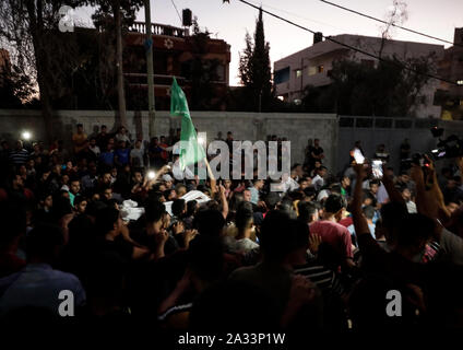 Gaza, Palestine. 04th Oct, 2019. Mourners carry the body of Alaa Ayish Hamdan during his funeral ceremony in northern Gaza Strip.A Palestinian was killed by Israeli fire during the renewed demonstrations and clashes along the Gaza-Israel border today, the health ministry at the Hamas-run enclave said while Palestinian protesters continue to clash after Friday protests at the fence separating Israel and Gaza Strip. Credit: SOPA Images Limited/Alamy Live News Stock Photo